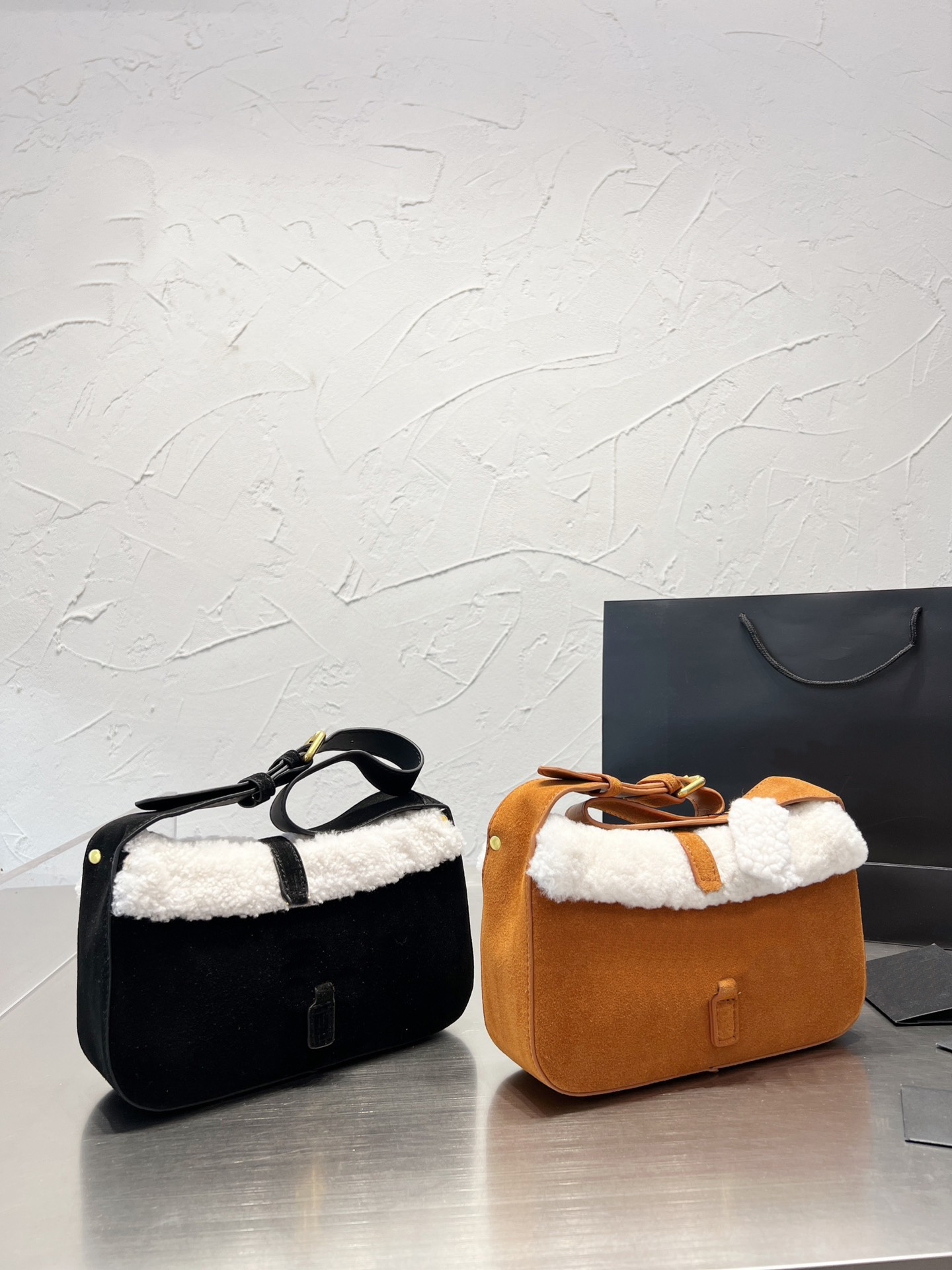 TZ Ladies Lamb Wool Stitching Frosted Cow Leather Underarm Bag Versatile Adjustable Shoulder Strap Shoulder Bag Fashion Luxury Brand Handbag Black and Brown 25CM
TZ Ladies Lamb Wool Stitching Frosted Cow Leather Underarm Bag Versatile Adjustable Shoulder Strap Shoulder Bag Fashion Luxury Brand Handbag Black and Brown 25CM