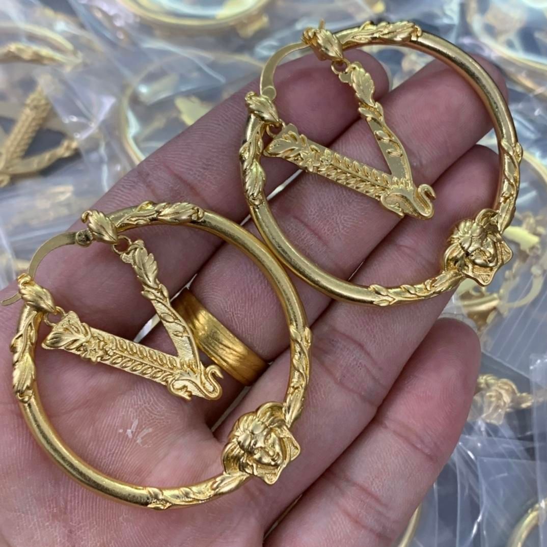 Letter V Huggie Earrings Medusa head portrait Double Circles diamonds women Rivet Greece Meander Pattern ladies Designer Jewelry Hiphop Rock Punk
Letter V Huggie Earrings Medusa head portrait Double Circles diamonds women Rivet Greece Meander Pattern ladies Designer Jewelry Hiphop Rock Punk