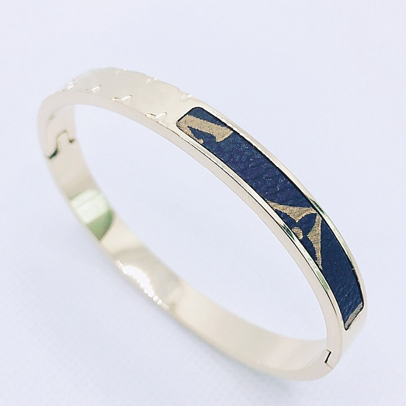 Fashion Designer Ladies Bracelet Classic Fashion bangle Girl Christmas Love Gift 316L Stainless Steel Jewelry
Fashion Designer Ladies Bracelet Classic Fashion bangle Girl Christmas Love Gift 316L Stainless Steel Jewelry