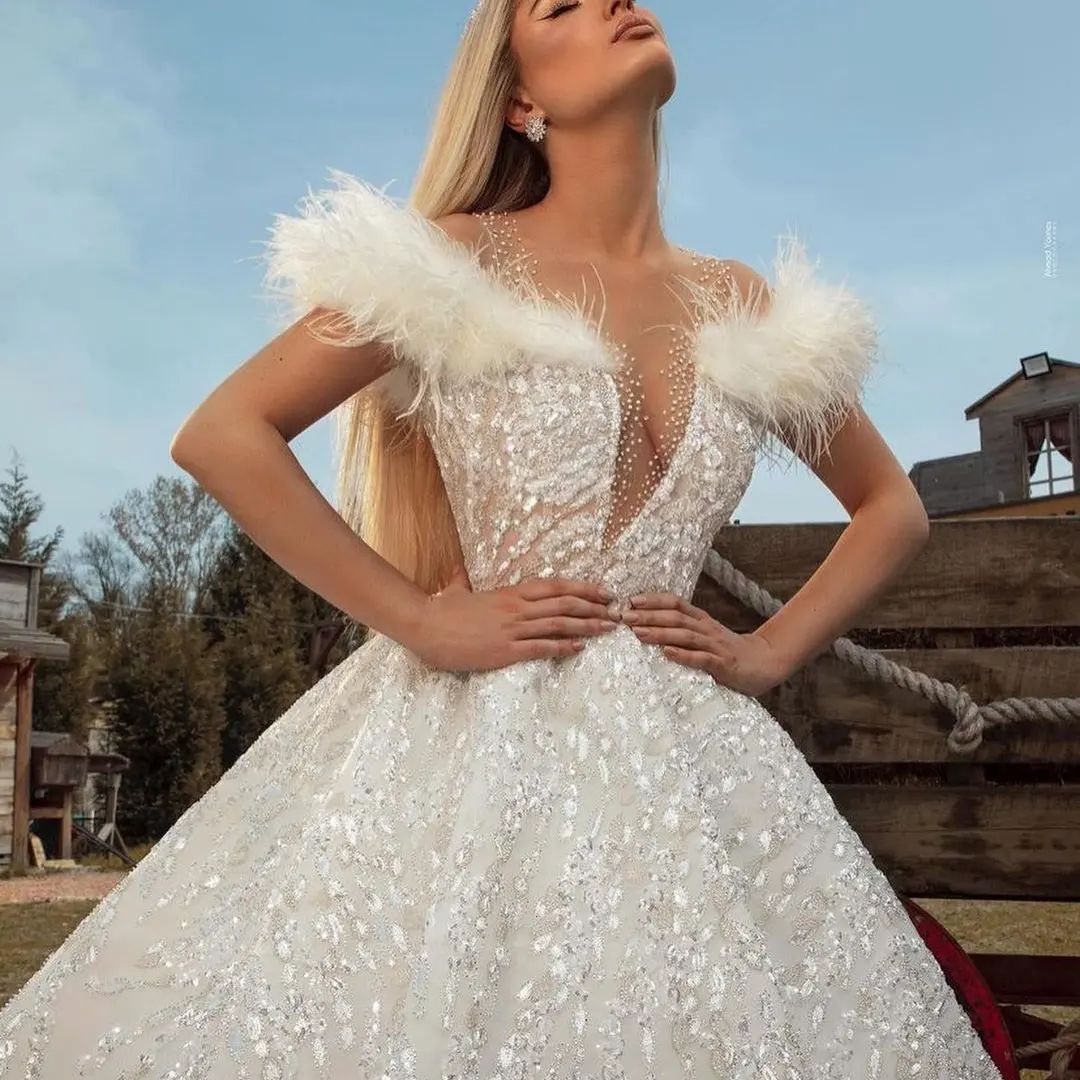 Luxury Feather Wedding Dress Custom Made Off The Shoulder Beads Illusion Ball Gown Outdoor Bridal Dresses