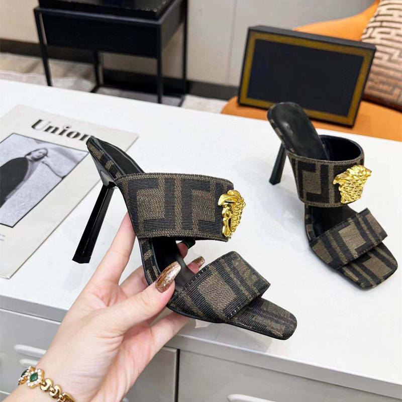 Designer women's high-heeled slippers new fashion catwalk banquet joint seaside resort sandals 35-45 yards with box Heel height 10CM
Designer women's high-heeled slippers new fashion catwalk banquet joint seaside resort sandals 35-45 yards with box Heel height 10CM