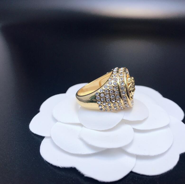 Classic Women Engagement Rings Full Diamond Design Medusa Head Portrait 18K Gold Plated Diamonds Medusas Ring Designer Jewelry R888
Classic Women Engagement Rings Full Diamond Design Medusa Head Portrait 18K Gold Plated Diamonds Medusas Ring Designer Jewelry R888