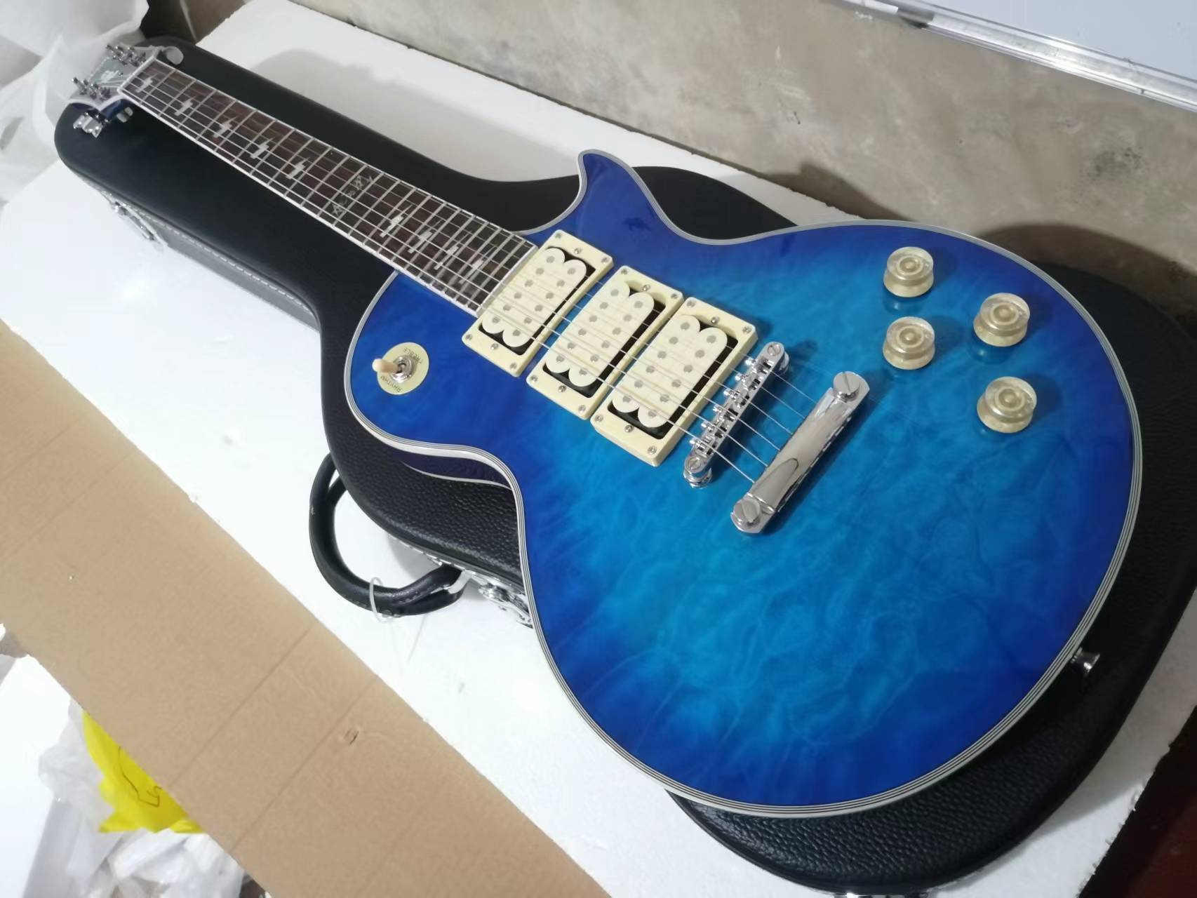 Factory custom shop 2015 New Top Quality Ace frehley signature 3 pickups Electric Guitar NO case 
Factory custom shop 2015 New Top Quality Ace frehley signature 3 pickups Electric Guitar NO case