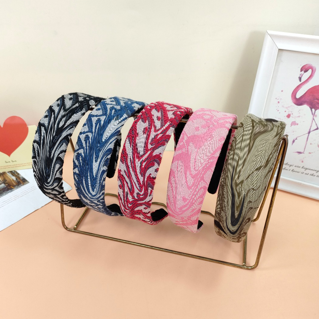 23ss 5style Brand Designer Letters Headband PU Leather Hair Jewelry Women Vintage Retro Wide Edge Cloth HairHoop Outdoor Sports Turban Headwrap
23ss 5style Brand Designer Letters Headband PU Leather Hair Jewelry Women Vintage Retro Wide Edge Cloth HairHoop Outdoor Sports Turban Headwrap