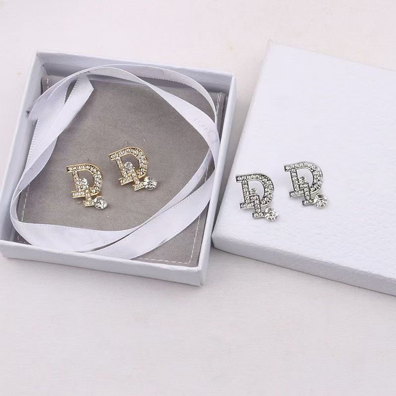 23ss 20style Mixed Simple 18K Gold Plated Letters Stud 925 Silver Luxury Brand Designers Long Earring Women Crystal Rhinestone Circle Pearl Wedding Party Jewerlry
23ss 20style Mixed Simple 18K Gold Plated Letters Stud 925 Silver Luxury Brand Designers Long Earring Women Crystal Rhinestone Circle Pearl Wedding Party Jewerlry