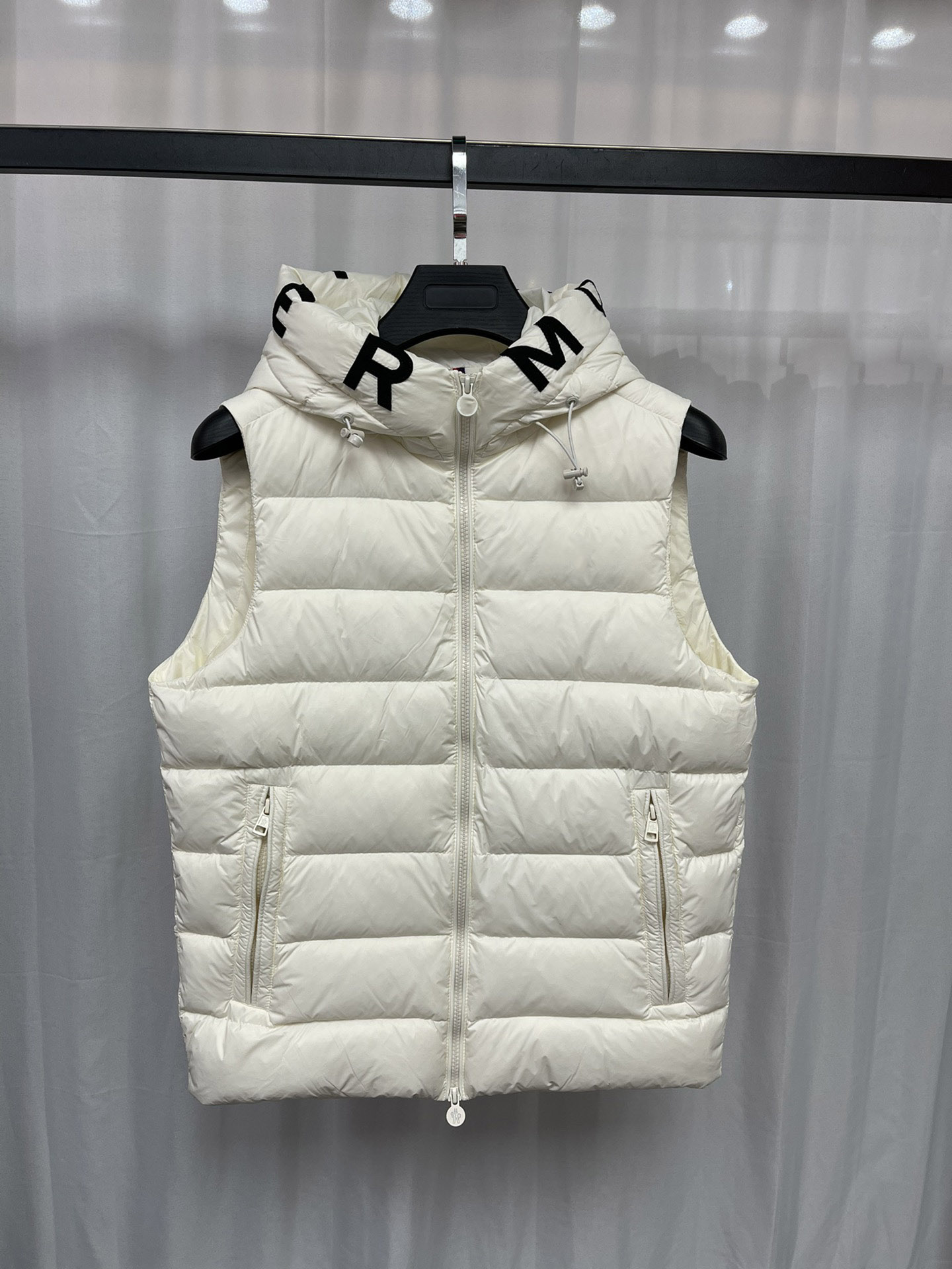 Designer Maya Mens monclair Down Vests france Hat with Letters Womens Vest Embroidered Chest Badge Warm Outerwear winter Jackets, White
Designer Maya Mens monclair Down Vests france Hat with Letters Womens Vest Embroidered Chest Badge Warm Outerwear winter Jackets, White