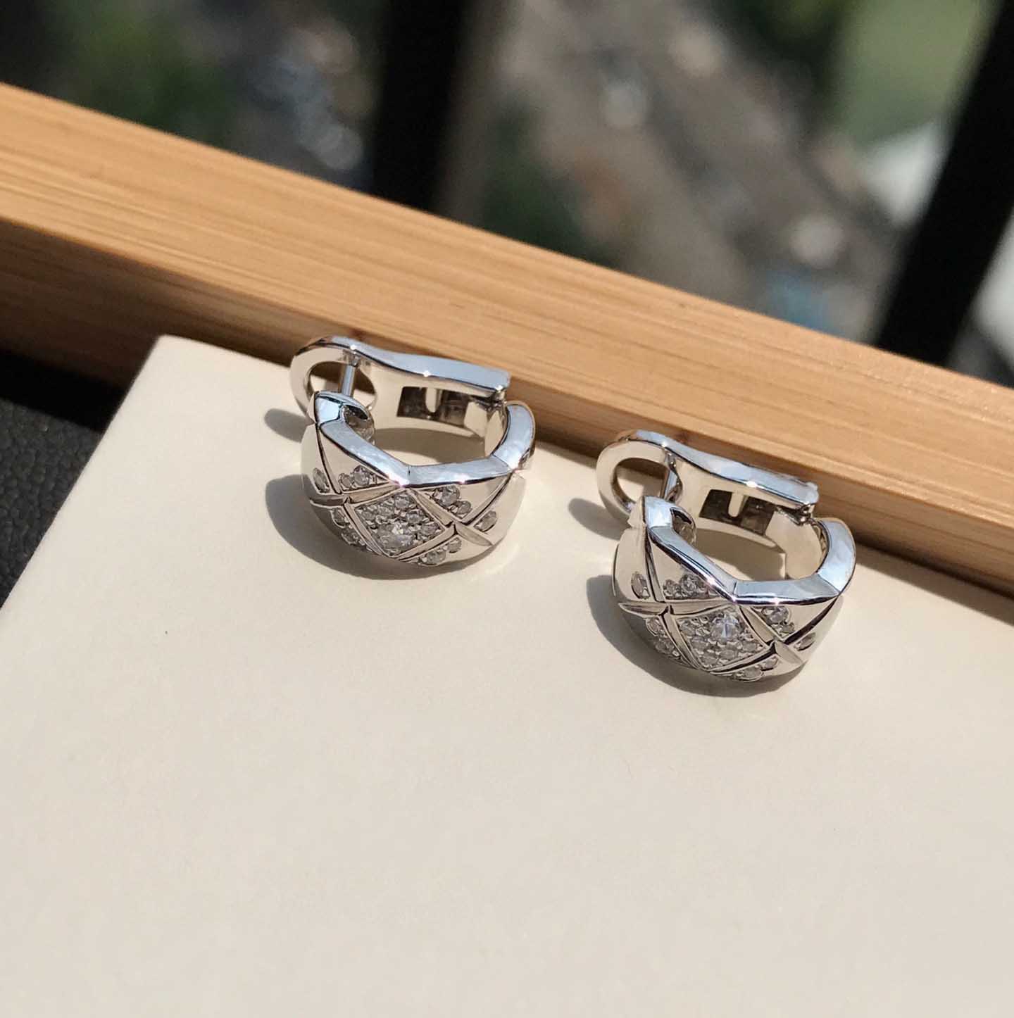 V gold material Luxury quality Charm clip earring with diamond in two colors plated have box stamp PS7055
V gold material Luxury quality Charm clip earring with diamond in two colors plated have box stamp PS7055
