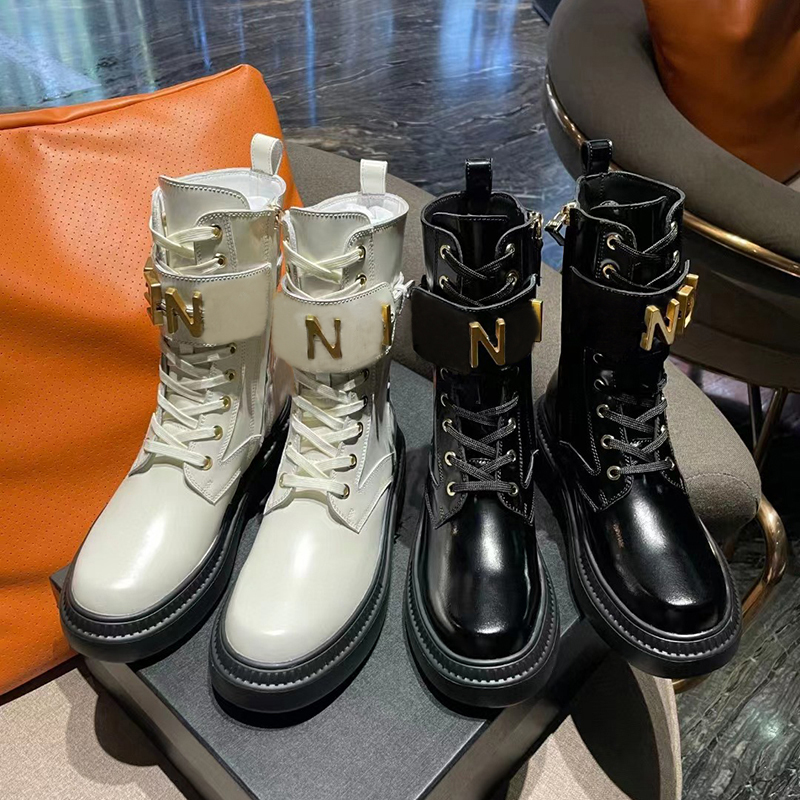 Half Boots Womens Shoes Martin Boots Luxury Designer Gold Metal Buckle Decorative Cowhide Low Heel Lace Up Round head side zipper Black combat Knightboots
Half Boots Womens Shoes Martin Boots Luxury Designer Gold Metal Buckle Decorative Cowhide Low Heel Lace Up Round head side zipper Black combat Knightboots