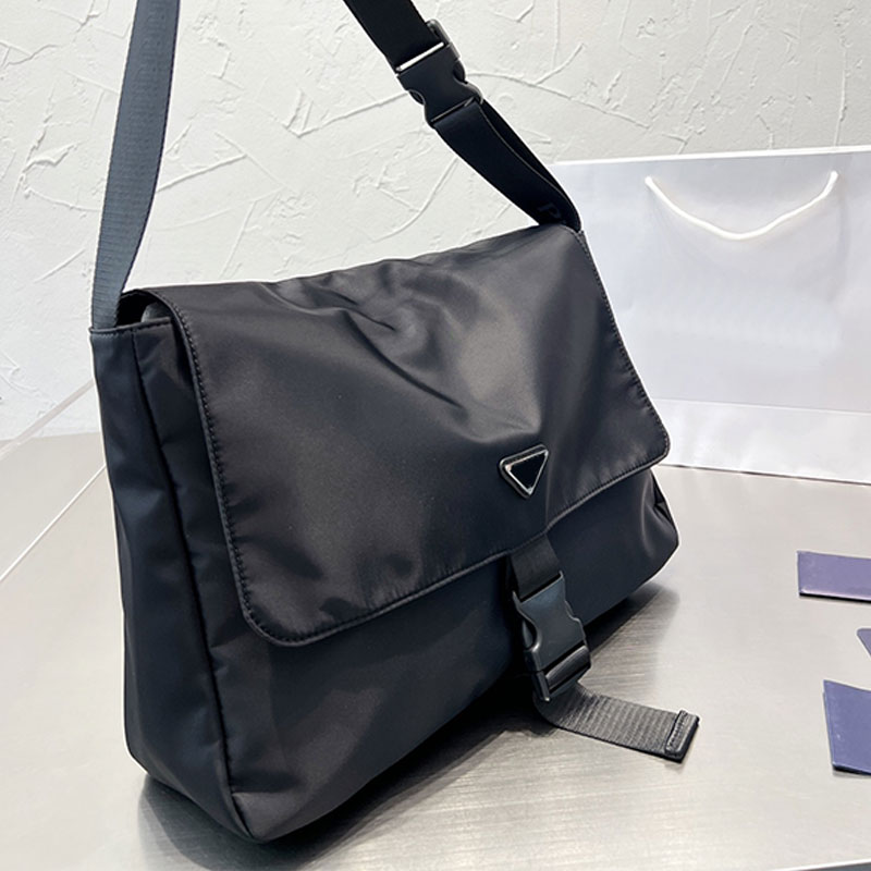 Large Nylon Postman Bag Men Flap Crossbody Bags Fashion Letters Triangle Sign Removable Shoulder Strap Women Waterproof Pocket 42cm
Large Nylon Postman Bag Men Flap Crossbody Bags Fashion Letters Triangle Sign Removable Shoulder Strap Women Waterproof Pocket 42cm