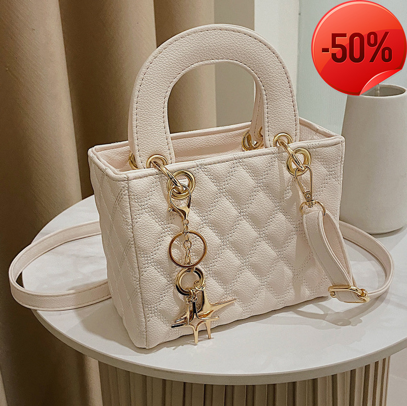 Designer Bags Popular and Versatile Small Women's Summer 2022 New Fashion Niche Messenger Texture Portable Lingge Princess Diana, Black 
Designer Bags Popular and Versatile Small Women's Summer 2022 New Fashion Niche Messenger Texture Portable Lingge Princess Diana, Black