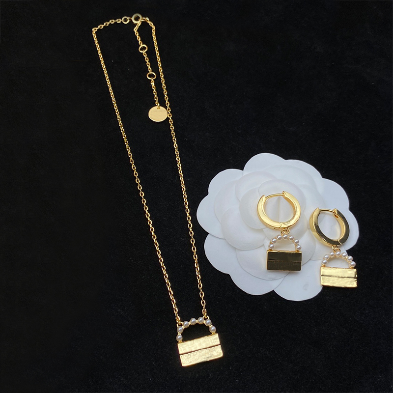 Luxury Fashion Necklace Earrings Designer for Women Designers Jewelry Party Rings Diamond Pendant Necklaces Fancy Dress Long Chain Jewellery Gift
Luxury Fashion Necklace Earrings Designer for Women Designers Jewelry Party Rings Diamond Pendant Necklaces Fancy Dress Long Chain Jewellery Gift