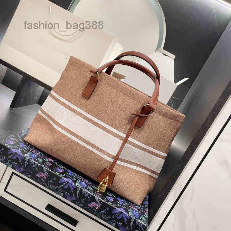 Evening Bags Portable Large Capacity Embroidered Canvas Bags Tote Women Handbag Shoulder Leather Designer Crossbody Female Bucket with Small Card Holder
Evening Bags Portable Large Capacity Embroidered Canvas Bags Tote Women Handbag Shoulder Leather Designer Crossbody Female Bucket with Small Card Holder