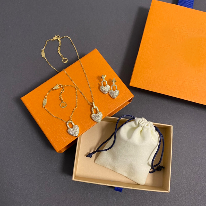 Necklace Pendant Heart Designer Bracelet Bead Chain Fashion Earrings Gold Luxurious for Women Fashions Love Jewelry Original Gift
Necklace Pendant Heart Designer Bracelet Bead Chain Fashion Earrings Gold Luxurious for Women Fashions Love Jewelry Original Gift