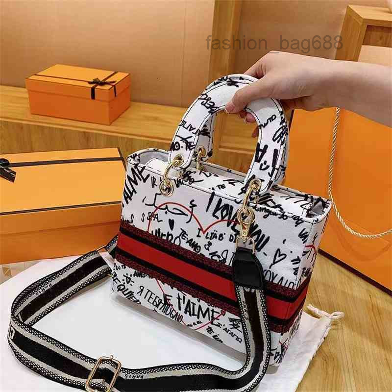 Evening Bags Diana Bag New Style Graffiti Designers Handbag Single Shoulder Messenger Clutch Purses Ladies Luxury Handbags
Evening Bags Diana Bag New Style Graffiti Designers Handbag Single Shoulder Messenger Clutch Purses Ladies Luxury Handbags