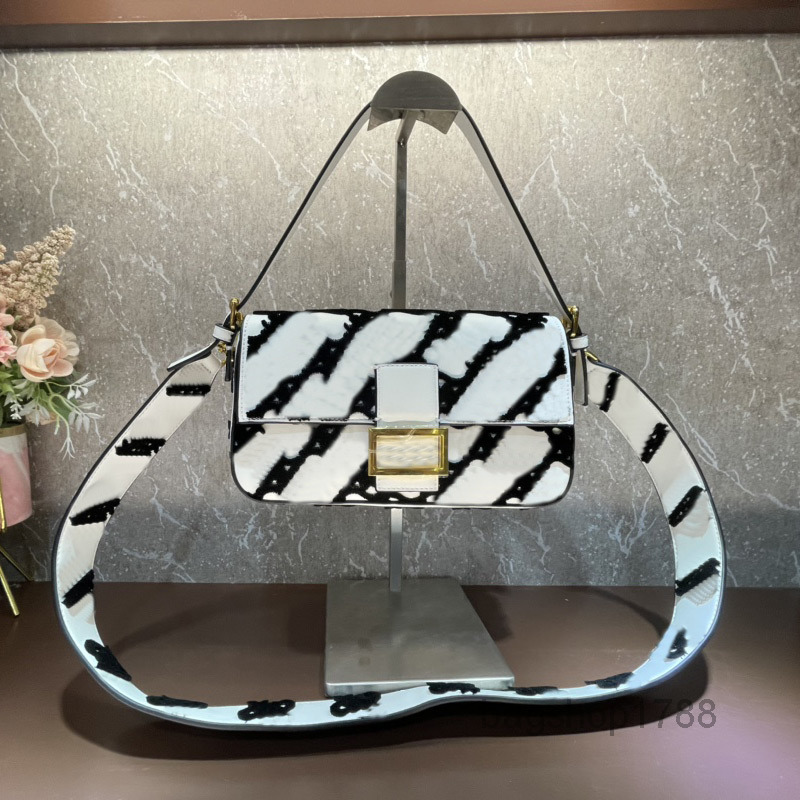 Evening Bags Medium Baguette Bag Women Crossbody Bags Gold Metal Classic Embroidery Pattern Handbag Purse Magnetic Buckle Detachable Belt N
Evening Bags Medium Baguette Bag Women Crossbody Bags Gold Metal Classic Embroidery Pattern Handbag Purse Magnetic Buckle Detachable Belt N