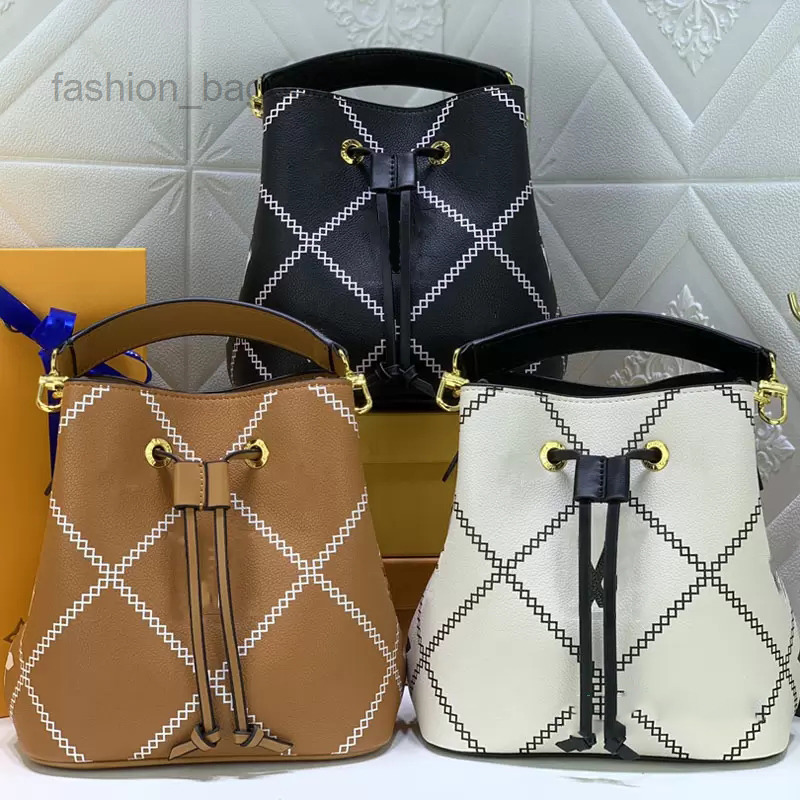 Evening Bags Luxury designer BB bucket bags fashion female handbag presbyopic wallet lady bag brand letter shoulder bag, Black
Evening Bags Luxury designer BB bucket bags fashion female handbag presbyopic wallet lady bag brand letter shoulder bag, Black