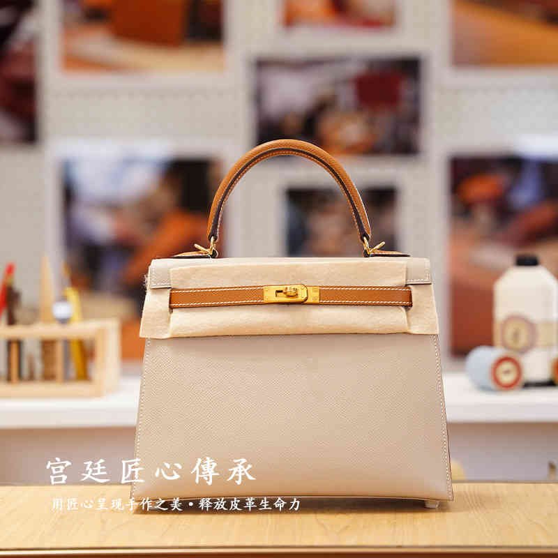 designer bags kellyss 2022 The master in charge sews the bag by hand. 25/28 Ep calf leather trench coat is gray with golden brown gold button, 25cm
designer bags kellyss 2022 The master in charge sews the bag by hand. 25/28 Ep calf leather trench coat is gray with golden brown gold button, 25cm