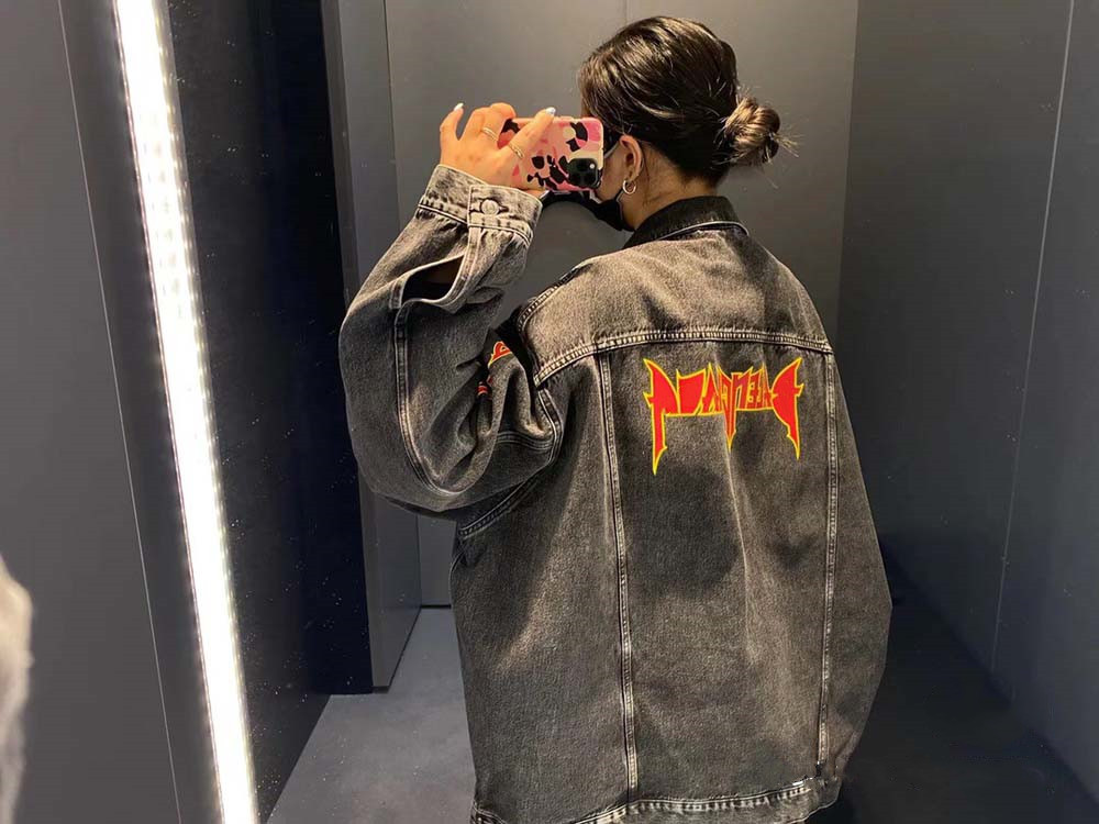 2022FW autumn winter new denim jacket designer men's and women's jacket craft washing water frying color full of nostalgia
2022FW autumn winter new denim jacket designer men's and women's jacket craft washing water frying color full of nostalgia