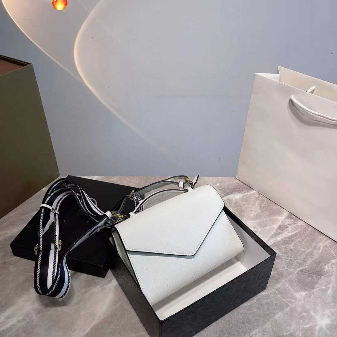 5A quality Classic One Shoulder Messenger Bag high-end atmosphere luxury simple style luxury portable four seasons essential
5A quality Classic One Shoulder Messenger Bag high-end atmosphere luxury simple style luxury portable four seasons essential