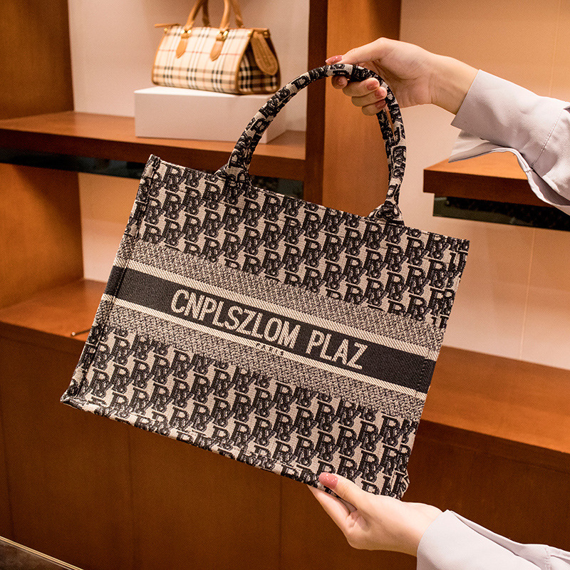 Luxury Designer Totes 2022 Fashion Women Canvas Book Tote Messenger Bag Embroidery Stitched 41cm 36cm Handbags Casual Shoulder Bags hanbag, Blck
Luxury Designer Totes 2022 Fashion Women Canvas Book Tote Messenger Bag Embroidery Stitched 41cm 36cm Handbags Casual Shoulder Bags hanbag, Blck