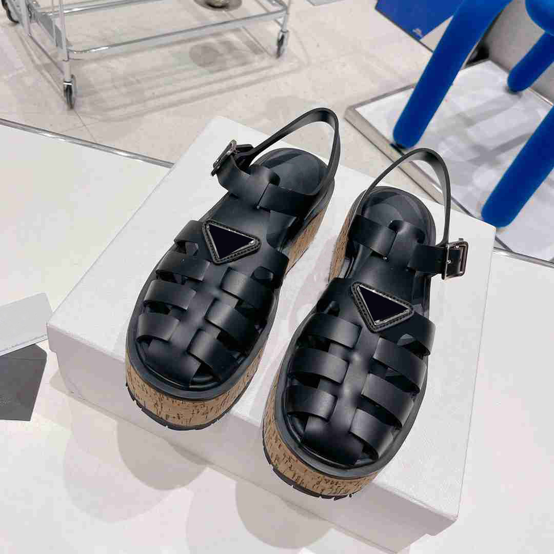 Monolith Sandals Designer Women Platform Casual Shoes Wooden Sole Triangle Metal Logo Sandal Black White Ribbon Buckle Weaving Beach Size 35-40
Monolith Sandals Designer Women Platform Casual Shoes Wooden Sole Triangle Metal Logo Sandal Black White Ribbon Buckle Weaving Beach Size 35-40
