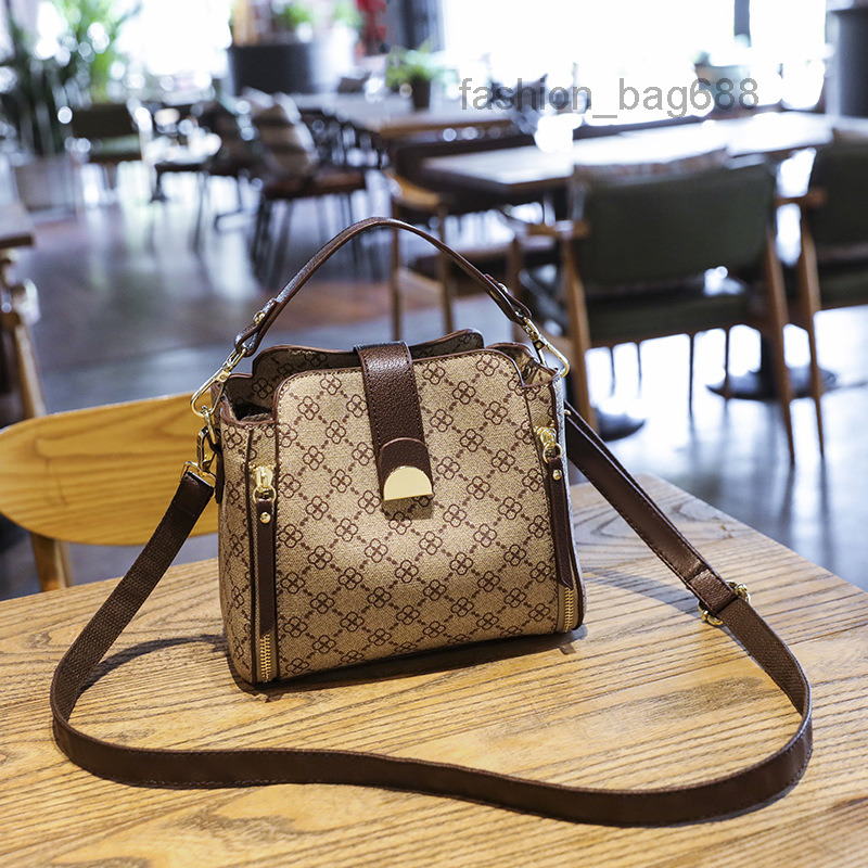 Evening Bags Printed Bucket Bag Womens Korean-Style Spring/Summer New Large Capacity Tote Fashionable Stylish Shoulder Messenger Bag Fashion, Four flower coffee
Evening Bags Printed Bucket Bag Womens Korean-Style Spring/Summer New Large Capacity Tote Fashionable Stylish Shoulder Messenger Bag Fashion, Four flower coffee