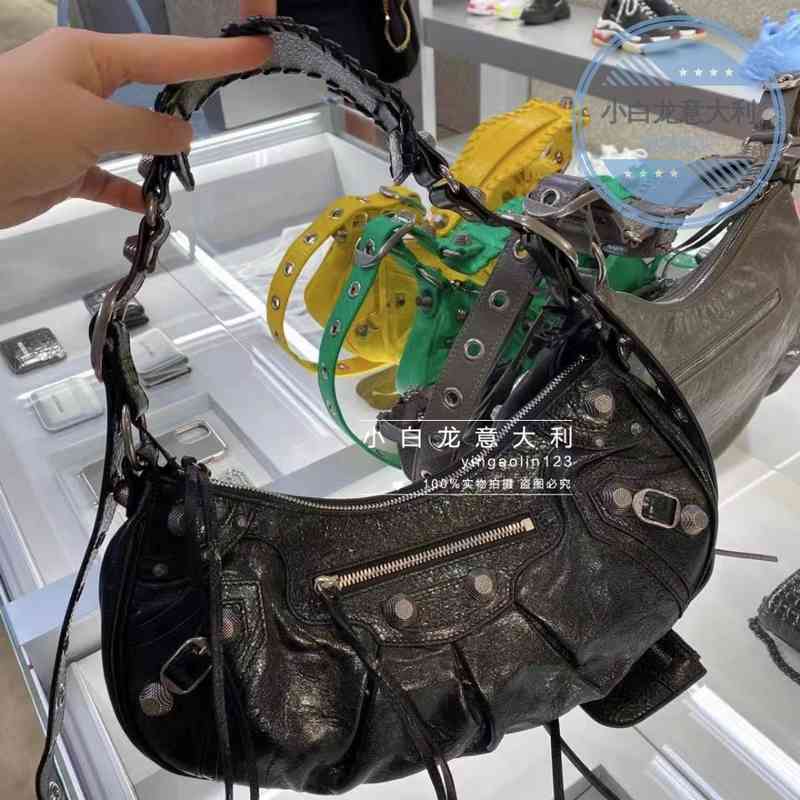 Designer Bag Balenciga Little White Dragon Le Cagole Armpit Sheepskin Locomotive Original Logo, Small black xs
Designer Bag Balenciga Little White Dragon Le Cagole Armpit Sheepskin Locomotive Original Logo, Small black xs