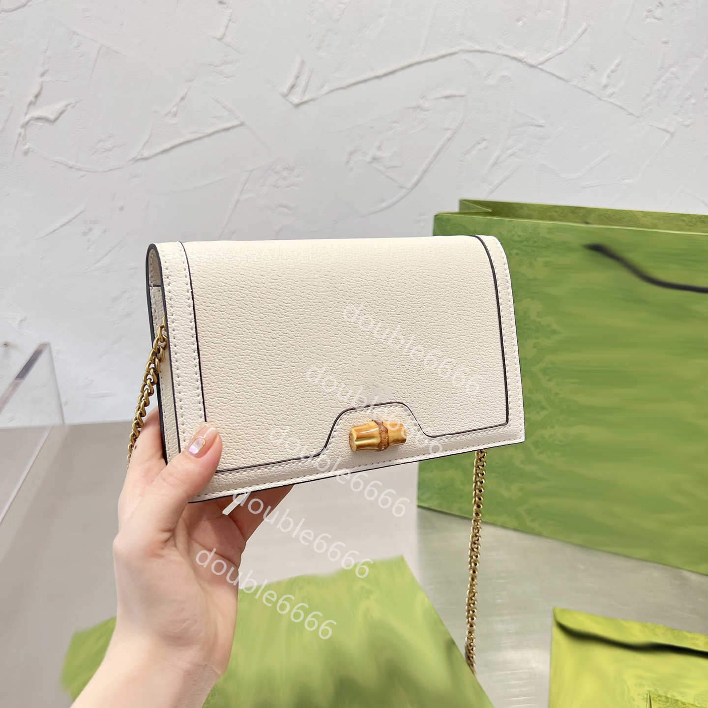 High quality famous designer new upgraded chain bags metal logo bamboo chain shoulder bag
High quality famous designer new upgraded chain bags metal logo bamboo chain shoulder bag