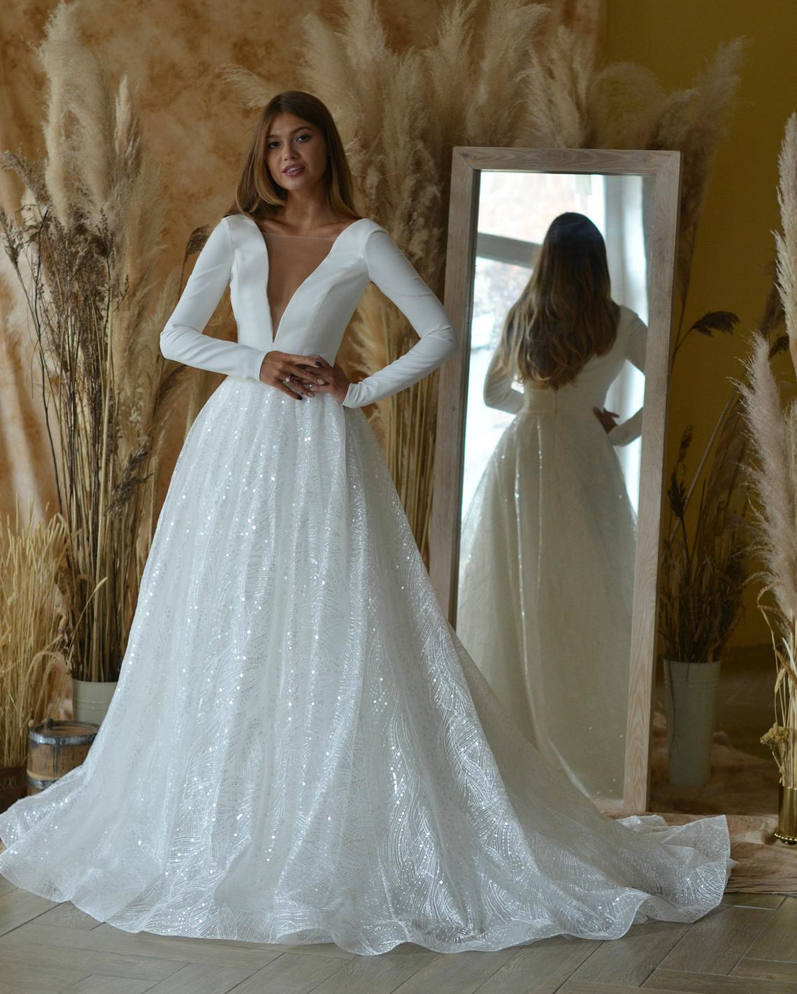 Country A Line Wedding Dresses Lace Shiny Sequins Buttons Long Sleeves Bridal Gowns Open Back Sheer V-Neck Sexy Boho Beach Bride Dress Vestido De Novi