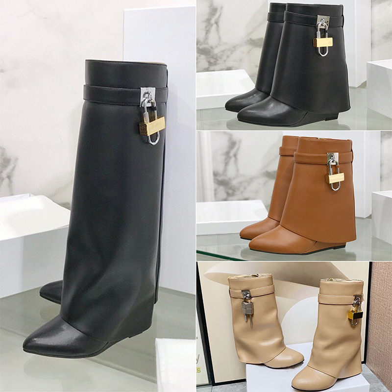 Shark Lock Boots Tall Boots Designer Biker Black Leather Knee Rain Long Ankle Asymmetrical Metal Padlock Fold-Over High Top Straight Luxury Women Sharks Booted 9Cm
Shark Lock Boots Tall Boots Designer Biker Black Leather Knee Rain Long Ankle Asymmetrical Metal Padlock Fold-Over High Top Straight Luxury Women Sharks Booted 9Cm