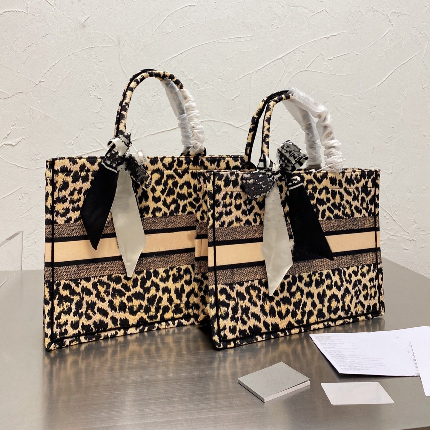 luxury bag 2022 The Tote Bag High Quality Luxury Designer Bags Fashion Handbag Ladies Shoulder Bags Shopping Casual Bestselling Famous Practical 2 Size
luxury bag 2022 The Tote Bag High Quality Luxury Designer Bags Fashion Handbag Ladies Shoulder Bags Shopping Casual Bestselling Famous Practical 2 Size