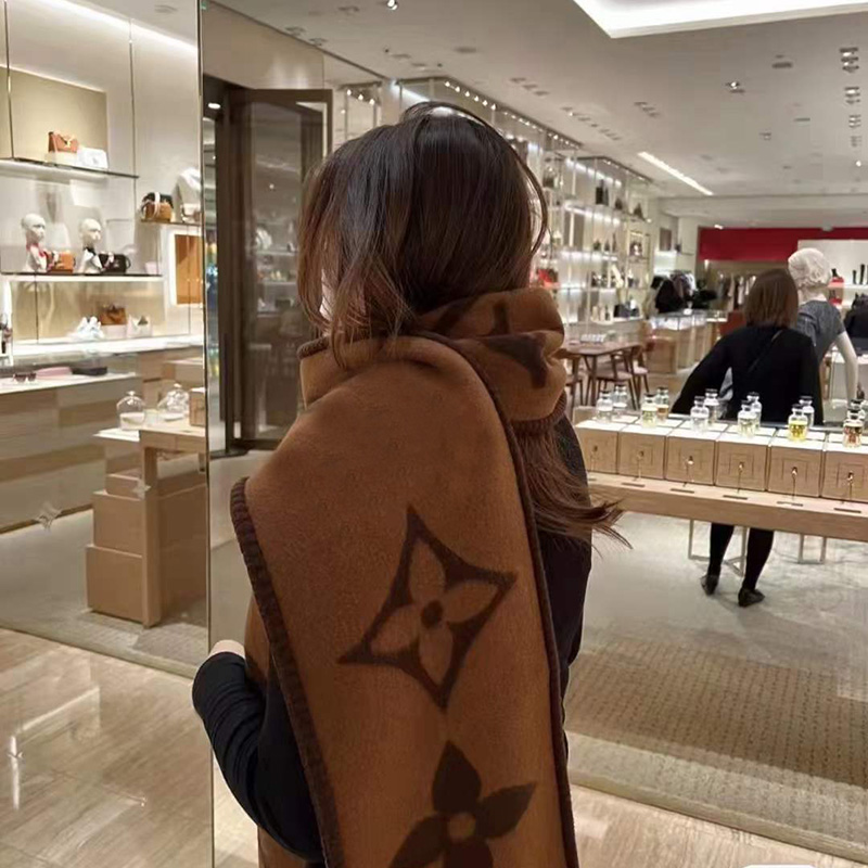 New Arrived Brand Men Scarf Cashmere Winter Scarves Long Size Male Warmer Women's Printing L F V Letter Wool Bufanda
New Arrived Brand Men Scarf Cashmere Winter Scarves Long Size Male Warmer Women's Printing L F V Letter Wool Bufanda