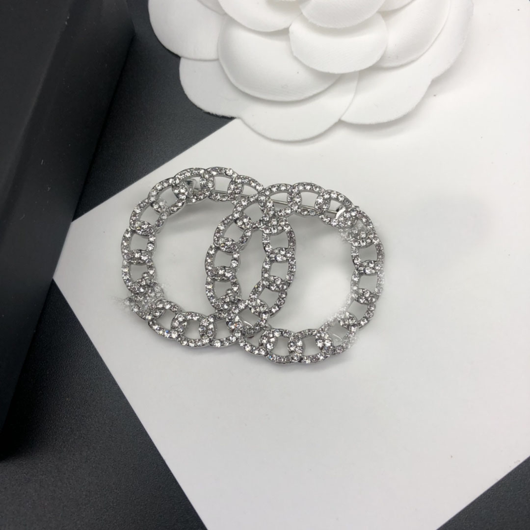 Luxury Women Men Designer Brand Letter Brooches Silver Plated Inlay Crystal Rhinestone Jewelry Brooch Charm Pearl Pin Marry Christmas Party Gift Accessorie
Luxury Women Men Designer Brand Letter Brooches Silver Plated Inlay Crystal Rhinestone Jewelry Brooch Charm Pearl Pin Marry Christmas Party Gift Accessorie