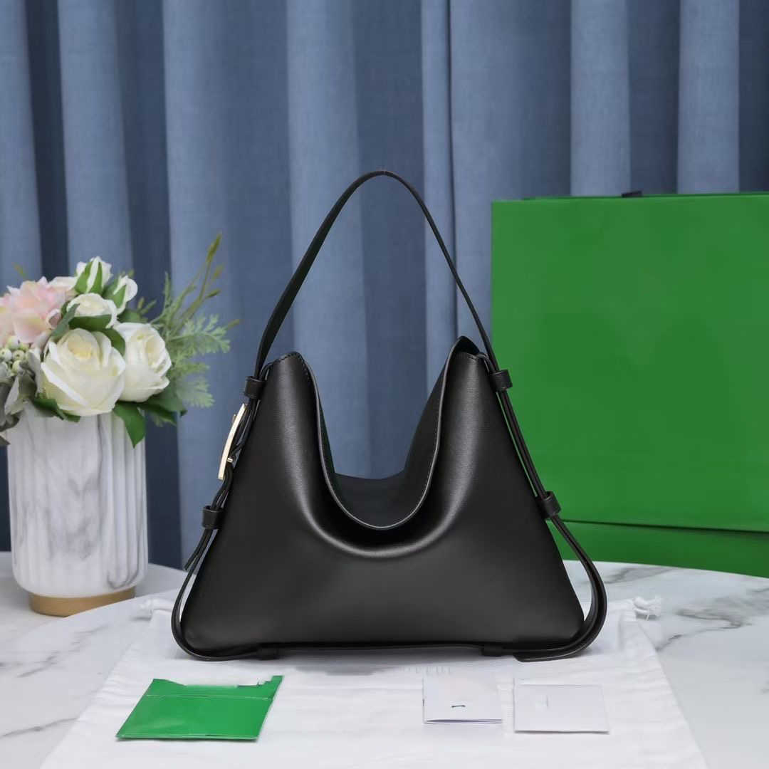 Top quality winter new cradle triangle armpit bag logo triangle buckle with large space capacity suitable for mixing and matching
Top quality winter new cradle triangle armpit bag logo triangle buckle with large space capacity suitable for mixing and matching