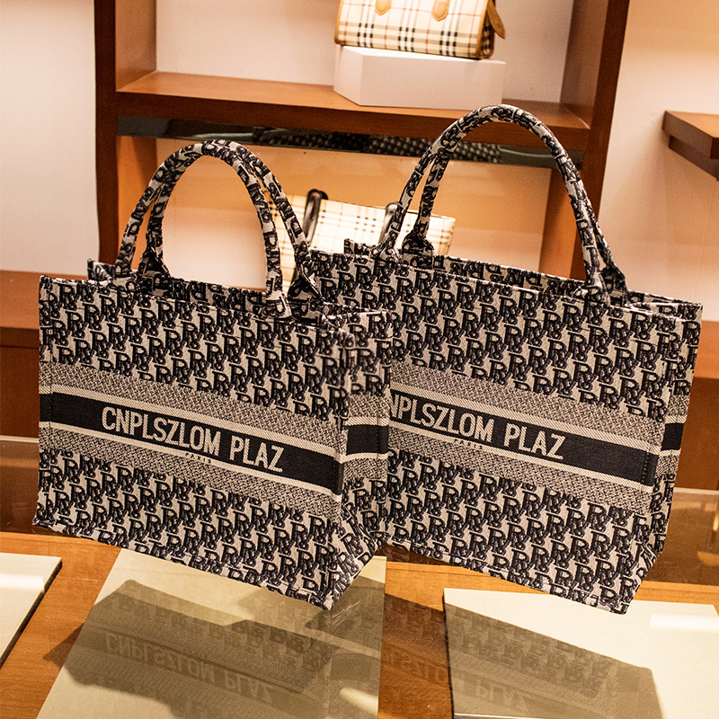 Luxury Designer 2022 Fashion bag Book Tote Messenger BagWomen Canvas Embroidery Stitched 41cm 36cm Handbags Casual Shoulder Bags hanbag the totes Bags, Blck
Luxury Designer 2022 Fashion bag Book Tote Messenger BagWomen Canvas Embroidery Stitched 41cm 36cm Handbags Casual Shoulder Bags hanbag the totes Bags, Blck