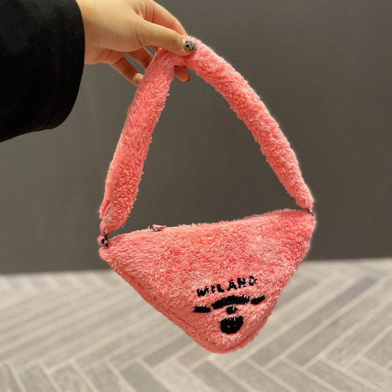 Super cute triangle bag Underarm Bag Plush Handbag Lightweight Casual Versatile wallet autumn winter small pocket zipper 2022, Black
Super cute triangle bag Underarm Bag Plush Handbag Lightweight Casual Versatile wallet autumn winter small pocket zipper 2022, Black