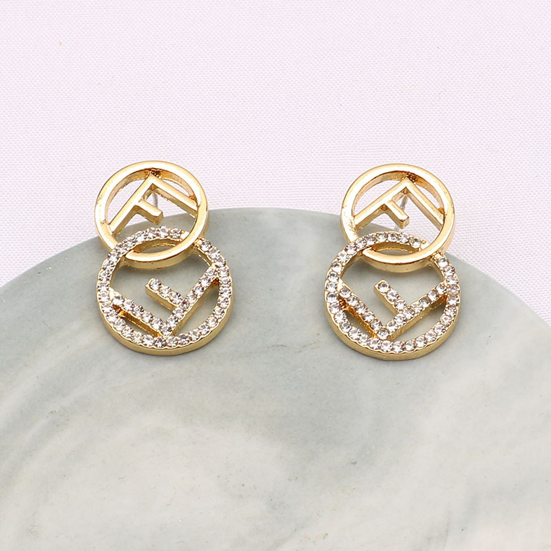 18K Gold Plated 925 Silver Luxury Brand Designers Retro Chain Double Letters Stud Geometric Famous Women Crystal Rhinestone Round Earring Wedding Party Jewerlry
18K Gold Plated 925 Silver Luxury Brand Designers Retro Chain Double Letters Stud Geometric Famous Women Crystal Rhinestone Round Earring Wedding Party Jewerlry
