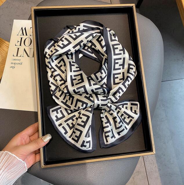 23ss 20color Letters Print Floral Silk Scarf Designer for Women Fashion Long Handle Bag Scarves Patchwork Shoulder Tote Luggage Ribbon Head Wraps
23ss 20color Letters Print Floral Silk Scarf Designer for Women Fashion Long Handle Bag Scarves Patchwork Shoulder Tote Luggage Ribbon Head Wraps