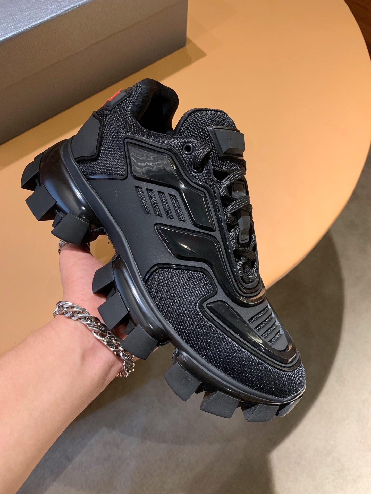 'S Prad Hottest Men Sports Shoes Sneakers Runner Trainers Brand Designer Cloudbust Thunder Men Knit Fabric Technical Eyestay Casual Walking, Color 2
'S Prad Hottest Men Sports Shoes Sneakers Runner Trainers Brand Designer Cloudbust Thunder Men Knit Fabric Technical Eyestay Casual Walking, Color 2