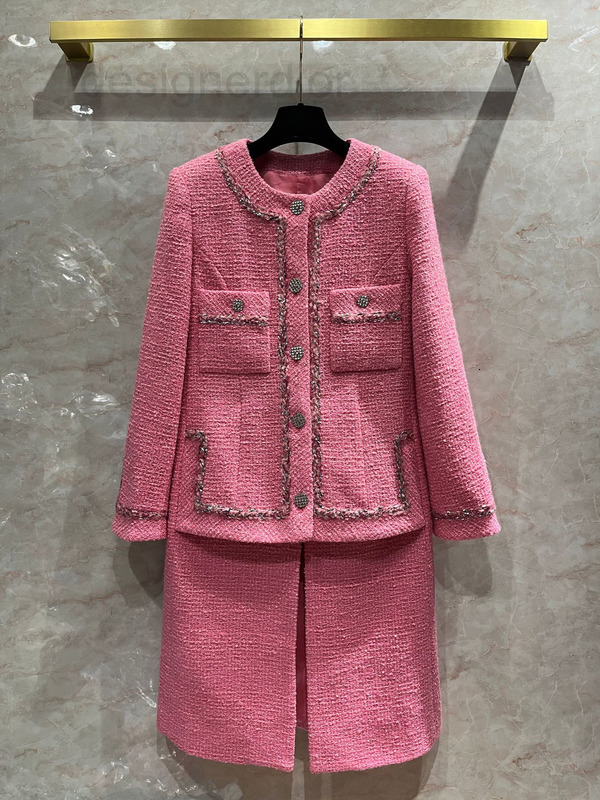 Women' Jackets designer Handicraft workshop high-end pink silver thread ribbon tweed long skirt coat femininity celebrity small fragrance dress 6V1D, 2# packing bag
Women' Jackets designer Handicraft workshop high-end pink silver thread ribbon tweed long skirt coat femininity celebrity small fragrance dress 6V1D, 2# packing bag