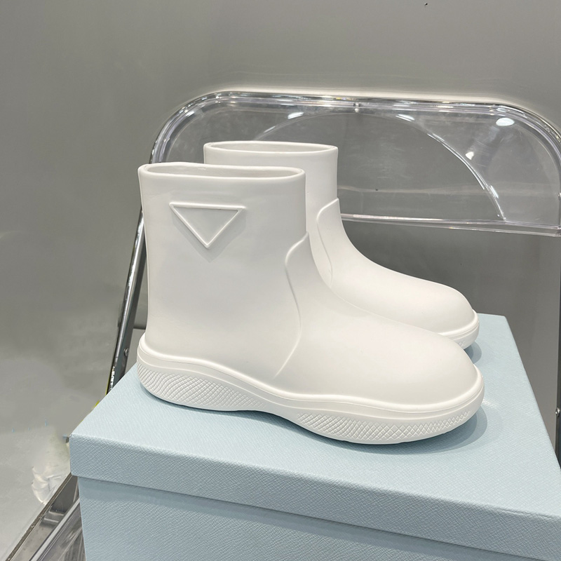 Foam Rubber Booties Women Designer Rain Boots Rubber Tread Sole Classic Galoshes Fashion Roman Boot Black White Light Blue Sunny Yellow
Foam Rubber Booties Women Designer Rain Boots Rubber Tread Sole Classic Galoshes Fashion Roman Boot Black White Light Blue Sunny Yellow