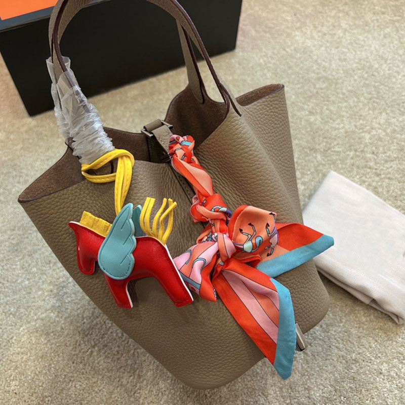 Fashion Handbag Designer Bags Women Picotin Tote Bag Leather Handbags Luxury Cosmetic Cross Body Round Silk Scarf Bucket Bag, 6# size 20x23cm
Fashion Handbag Designer Bags Women Picotin Tote Bag Leather Handbags Luxury Cosmetic Cross Body Round Silk Scarf Bucket Bag, 6# size 20x23cm
