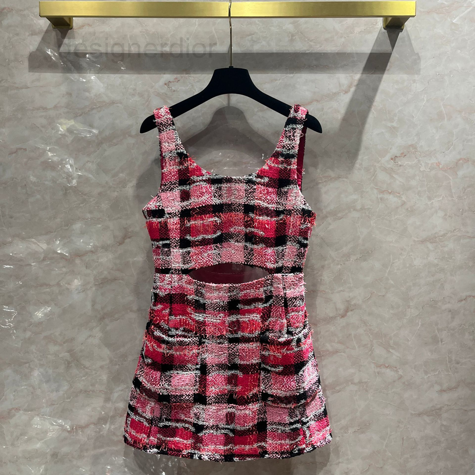 Casual Dresses designer Hollow out high waist pink plaid tweed dress backless little fragrance lady temperament strapless skirt VNDK, 2# packing bag
Casual Dresses designer Hollow out high waist pink plaid tweed dress backless little fragrance lady temperament strapless skirt VNDK, 2# packing bag