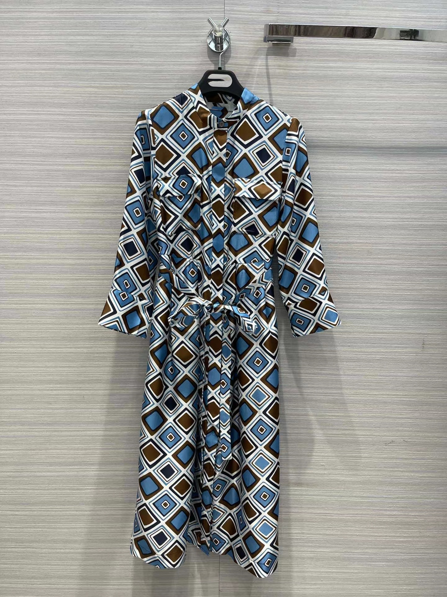 Milan Runway dresses 2022 New Autumn Winter O Neck Long Sleeve Print Panelled Women' Designer Dress Brand Same Style Dress 0917-2, Customize
Milan Runway dresses 2022 New Autumn Winter O Neck Long Sleeve Print Panelled Women' Designer Dress Brand Same Style Dress 0917-2, Customize
