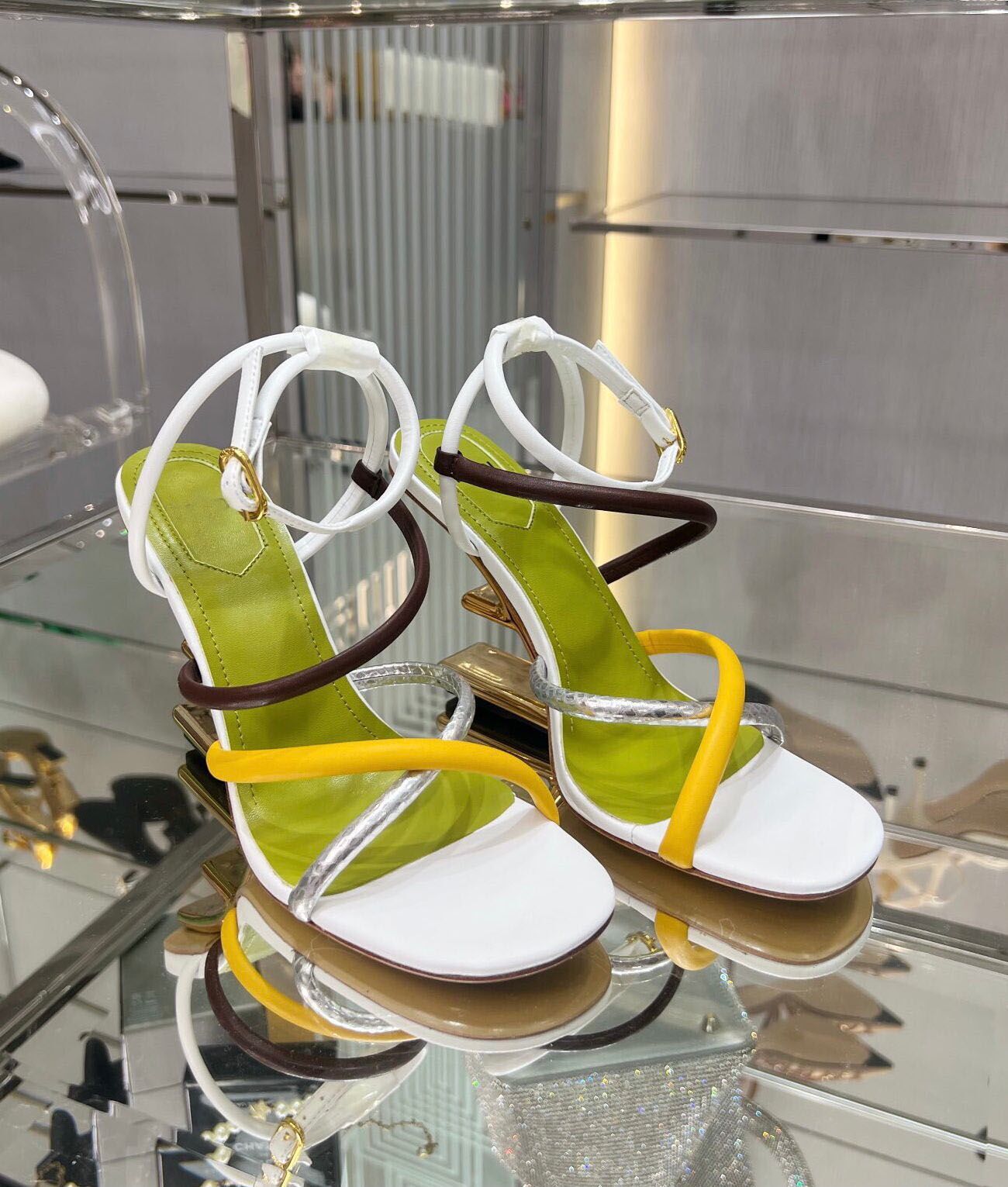 Top Luxury First Women Sandals Shoes Cross-over Strappy Party Dress High Heels Lady Lady Sexy Gold-colored Metal Lad Gladiator Sandalias
Top Luxury First Women Sandals Shoes Cross-over Strappy Party Dress High Heels Lady Lady Sexy Gold-colored Metal Lad Gladiator Sandalias