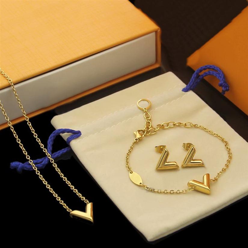 Europe America Fashion Jewelry Sets Lady Womens Gold Silver-color Metal Engraved V Initials Essential V Necklace Bracelet Earrings M610240R, No original box
Europe America Fashion Jewelry Sets Lady Womens Gold Silver-color Metal Engraved V Initials Essential V Necklace Bracelet Earrings M610240R, No original box