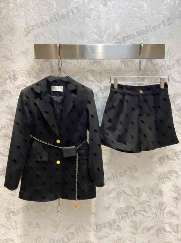 Womens Two Pieces Pants Designer Flocked Letter Logo Print Suit Two-Piece Sets Flocked Fabric Lapels Two-button Blazer And Shorts Suits 0912
Womens Two Pieces Pants Designer Flocked Letter Logo Print Suit Two-Piece Sets Flocked Fabric Lapels Two-button Blazer And Shorts Suits 0912