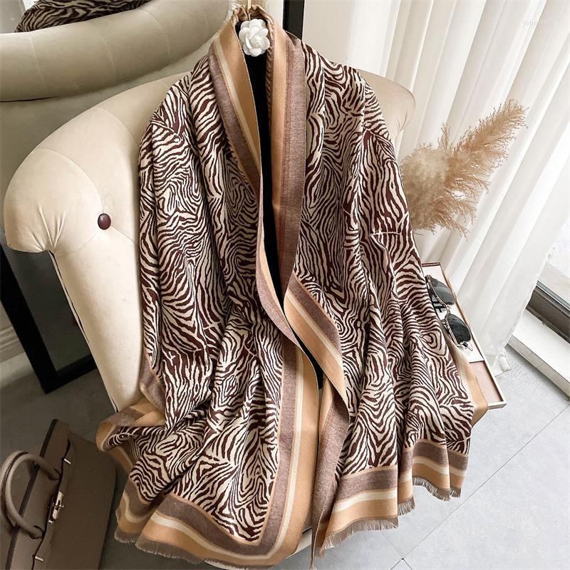 Scarves 2022Winter Cashmere Scarf Lady Design Warm Pashmina Blanket Carriage Women Shawl Female Decoration Thick FoulardScarves
Scarves 2022Winter Cashmere Scarf Lady Design Warm Pashmina Blanket Carriage Women Shawl Female Decoration Thick FoulardScarves