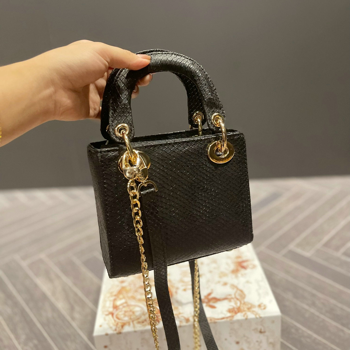 Leather Handbag Chain Bag Women Luxurys Fashion Designers Bags Female Clutch Classic Girl Handbags Mini Mobile Phone Purse Clutch With Box, Champagne
Leather Handbag Chain Bag Women Luxurys Fashion Designers Bags Female Clutch Classic Girl Handbags Mini Mobile Phone Purse Clutch With Box, Champagne