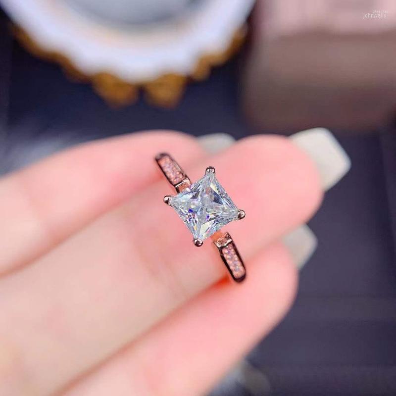Cluster Rings 925 Sterling Silver Beautiful 1.0CT Square Cut Mosan Diamond Ring With High Fire Like Wedding Engagement Luxury Jewelry
Cluster Rings 925 Sterling Silver Beautiful 1.0CT Square Cut Mosan Diamond Ring With High Fire Like Wedding Engagement Luxury Jewelry
